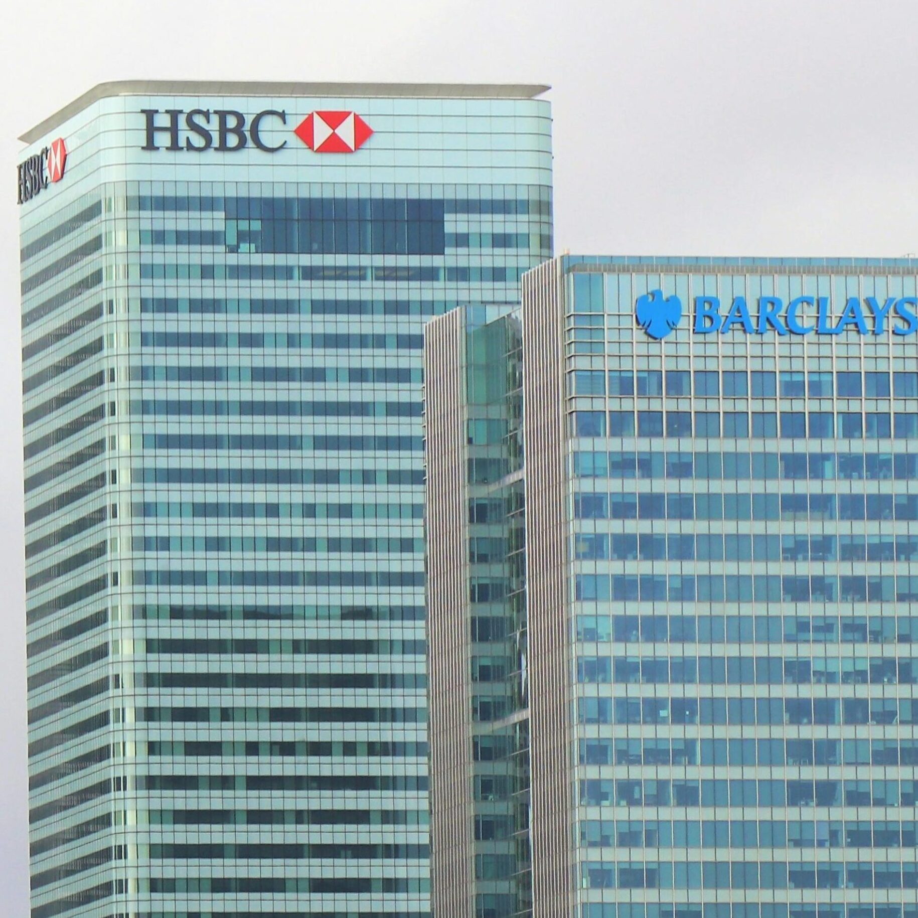 Modern skyline of Canary Wharf featuring iconic bank skyscrapers like HSBC and Barclays.